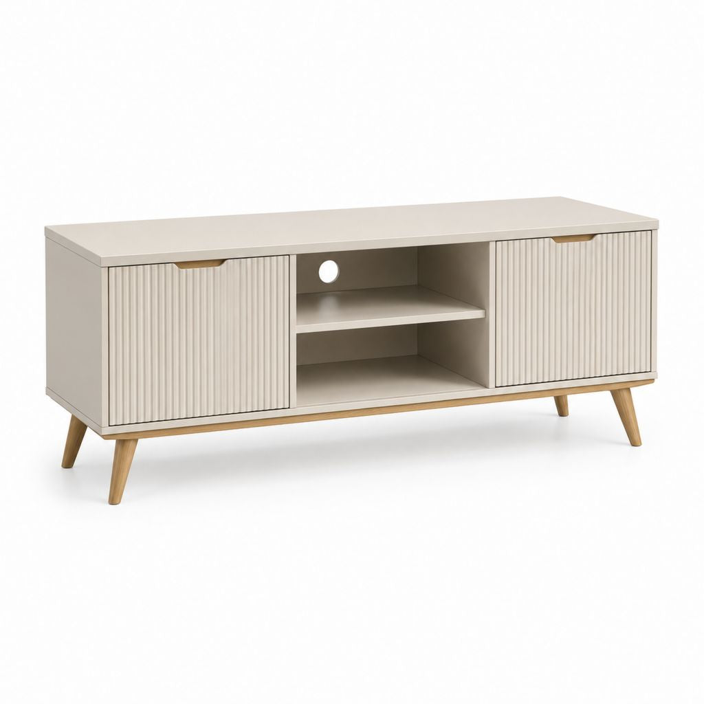 Mobile TV rectangulaire en maquillage et MDF beige tourterelle avec 2 portes rainurées, compartiments ouverts et jambes en pin, 140 × 40 × 60 cm